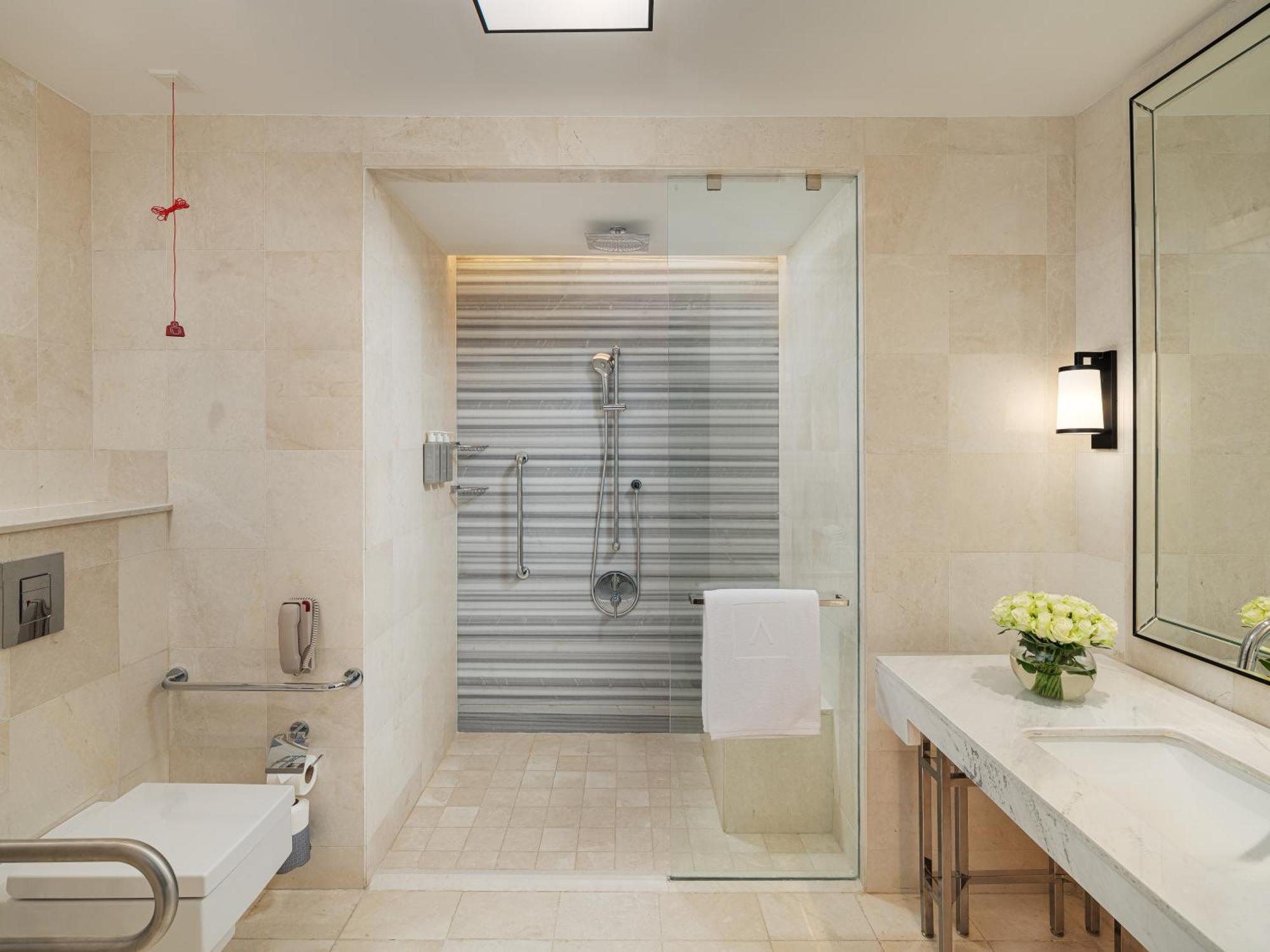 Aparthotel Address Jabal Omar Makkah Mekka Zewnętrze zdjęcie A shower with a sliding door
